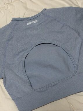 BO+TEE Women's Blue Cutout Back Sweatshirt